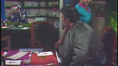 Жешка домаќинка изненадена од нејзиниот валкан сосед