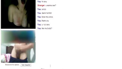 Секси домаќинка му ја отвора вратата на погрешен маж