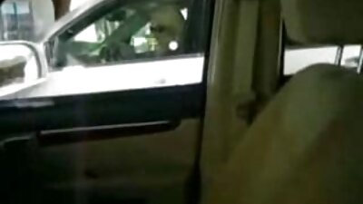 Перв тато ги фатил неговите синови како девојката се валка во бањата