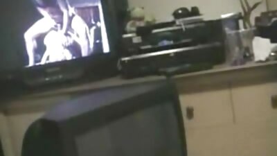 Секси мајката на девојката ме разбуди момче на сосема чуден начин