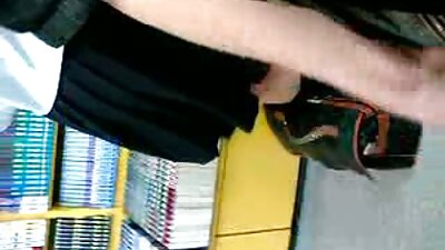 Валкано момче ги гледа своите сестри тинејџерски пријател