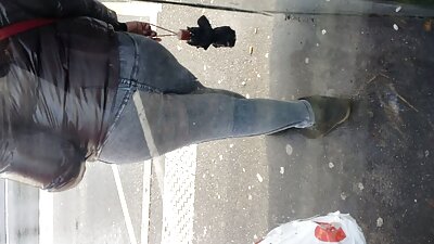 Индиско бебе со големи гради се задева и си игра со дилдо