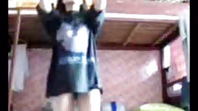 Примамливо пиле бринета вози Лути Дик