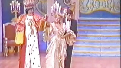 Непослушното девојче не се плаши од огромниот црн дик