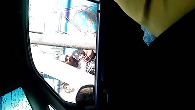 Слабиот бринета пиле пробува големо црно месо