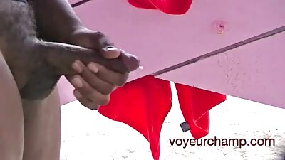 Бујната мама заборави да ја затвори вратата од бањата