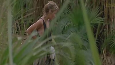 Секс кукла Тинејџер силно се заеба на каучот